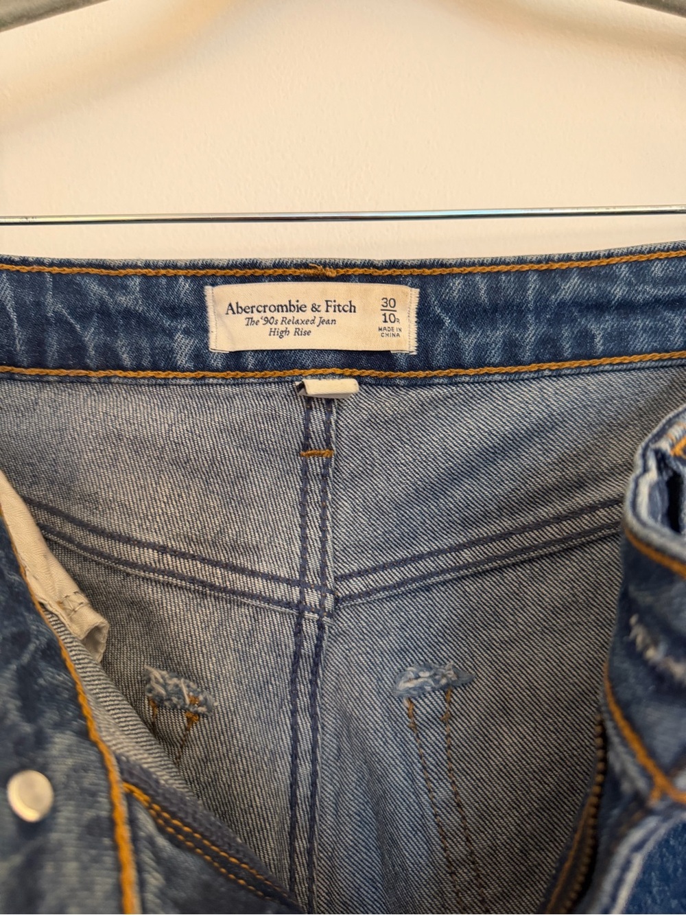 Abercrombie & Fitch Women’s 90s relaxed high rise Jeans - Picture 3 of 3